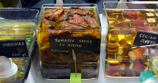 Tomates secos ecológicos en frasco de vidrio . —  Fotos de Stock