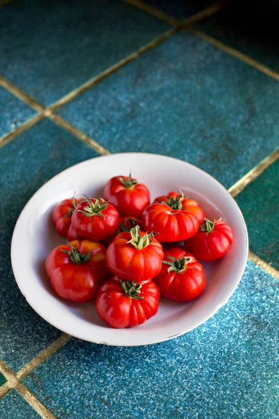 Verse organische rijpe tomaten. — Stockfoto