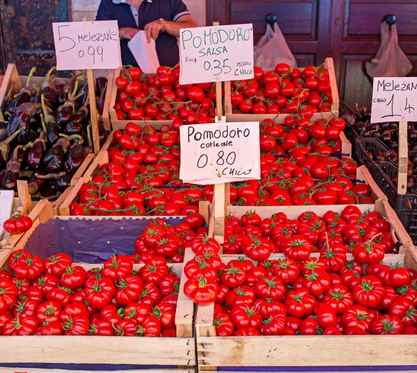 Fresh ripe tomatoes from Corleone, Italy. — Stock Photo, Image