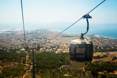 Erice teleferik şehirden Trapani manzara. Sicilya, İtalya.