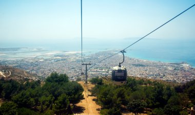 Erice teleferik şehirden Trapani manzara. Sicilya, İtalya.