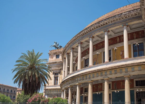 Teatro Politeama Garibaldi en Palermo, Sicilia . — Foto de Stock