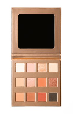 Tarafsız, ışıltılı ve mat renklerin on iki tonunun yer aldığı ılık tonlu bir göz fotografı, beyaz bir arkaplan üzerinde açık izole edilmiş olarak sunuldu. Güzellik ve tarz için gerekli makyaj.