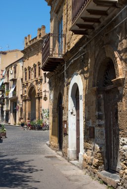 Via Giacomo Matteotti ve La chiesa di Maria Santissima della Catena Kilisesi. Cefalu, Sicilya.