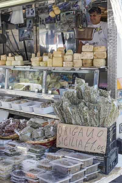 Origan sauvage et fromage de Sicile dans une échoppe de marché . — Photo