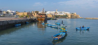 Balıkçı tekneleri Rabat limanda Bou Regreg nehrinde.