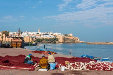Fishermans balık Rabat'ta ağı balıkçı limanı sabitleme. Rabat, Morocco.