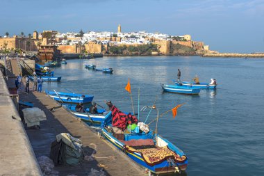 Balıkçı tekneleri Rabat limanda Bou Regreg nehrinde.