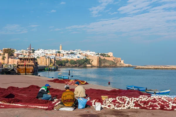 Fischer befestigen Fischernetze im Fischereihafen von Rabat. Rabat, Marokko. — Stockfoto