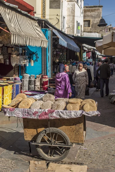 Pain arabe en vente dans un marché du Maroc . — Photo