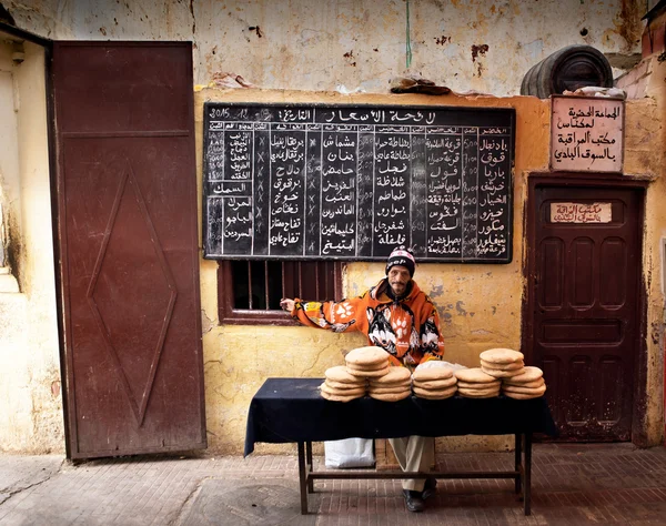 Fas bir pazarda tipik Arap ekmek satan adam.