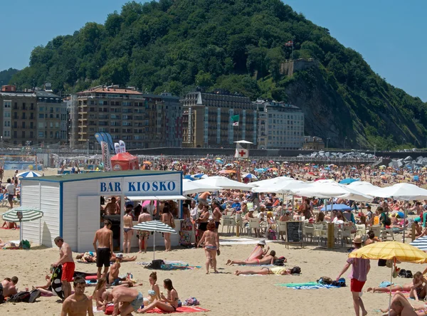 Houten strandbar. Zurriola strand in San Sebastian. Spanje. — Stockfoto