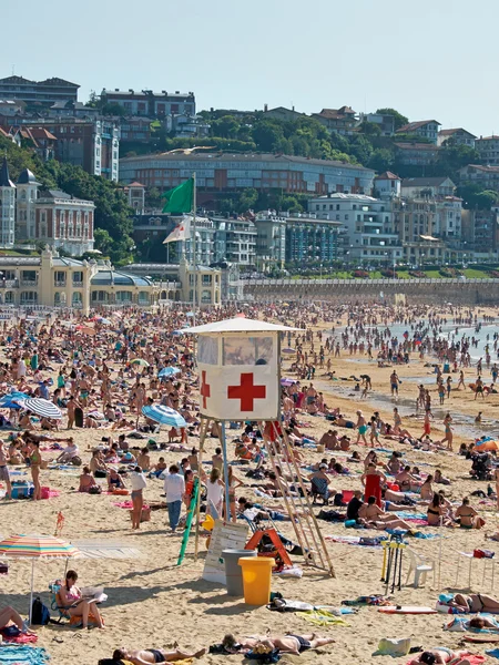 Plavčík stanice Červeného kříže v Concha beach. San Sebastian, Španělsko. — Stock fotografie