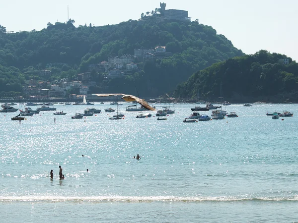 Een meeuw vliegt in de Concha baai. San Sebastian. Spanje. — Stockfoto