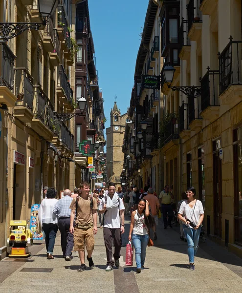 Nagusia Caddesi ve San Vicente Kilisesi. Donostia. — Stok fotoğraf