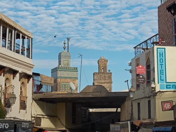 Minarett der medersa bou inania Moschee in fez el bali. Marokko. — Stockfoto