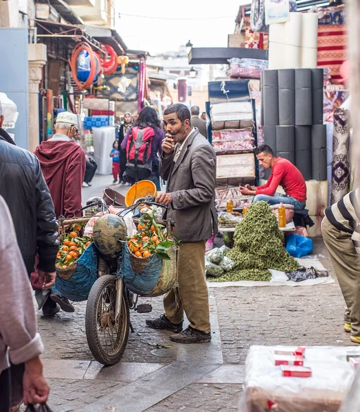 Γυρολόγος πώληση μανταρίνι σε έναν δρόμο της Μεδίνα Ραμπάτ. Μαρόκο. — Φωτογραφία Αρχείου