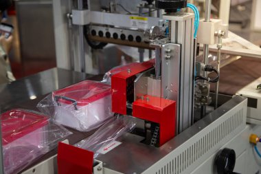 Otomatik yiyecek kabı ambalaj makinesi. Yiyecek paketleme makinesi