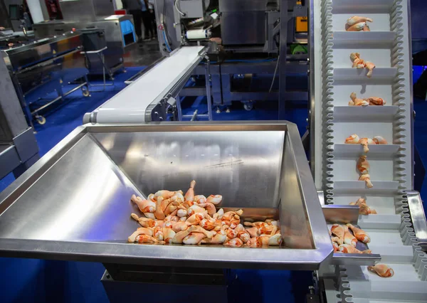 Chicken Meat Conveyor Belt Plastic Packing — Stock Photo, Image