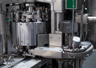 Yüksek hızda dikiş makinesi. Alüminyum kaplama makinesi