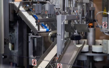 Kozmetik alüminyum tüp doldurma makinesi üretim hattında. İlaç endüstrisi.