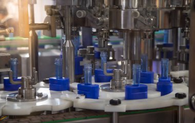 Yiyecek endüstrisinde sıvı şişe doldurma ve paketleme makinesi