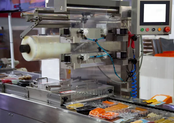 Gıda vakumlu ambalaj makinesi gıda endüstriyel fabrikasında köfte ve sosis ambalaj işleme