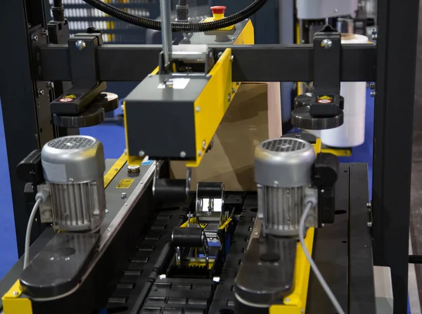 Prozess Der Kartonformmaschine Der Produktionslinie Lagerlogistiktechnik — Stockfoto