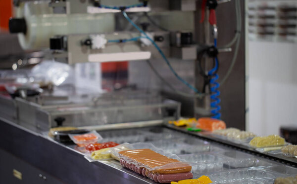 Переработка упаковки мясошарика и колбасы на упаковочной машине пищевой вакуумной упаковки на пищевой промышленности