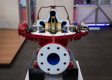 Bölünmüş itfaiye pompası. İç kısımları ateşle