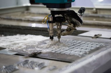 Metali kesmek için yüksek basınçlı su jeti kullanan modern CNC Abrasive su jeti kesme makinesi. Endüstriyel metal fabrikası