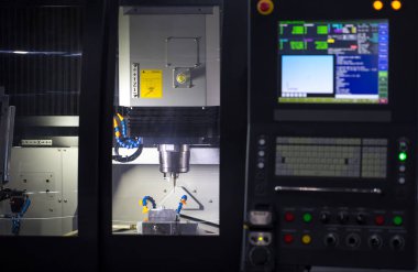 CNC değirmen makinesi otomotiv kısmını kesiyor. Endüstriyel metal üretimi