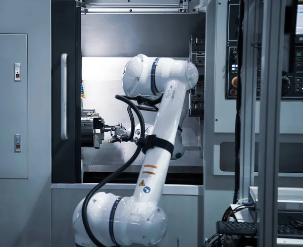 Automatisierte Prozess Industrieroboter Laden Metallteile Auf Cnc Maschine Industrielle Fertigung — Stockfoto