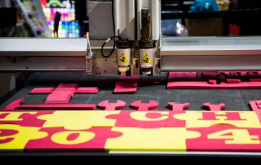 CNC lazer kesme makinesi araba paspası ve motor contası kesiyor. Endüstriyel üretim