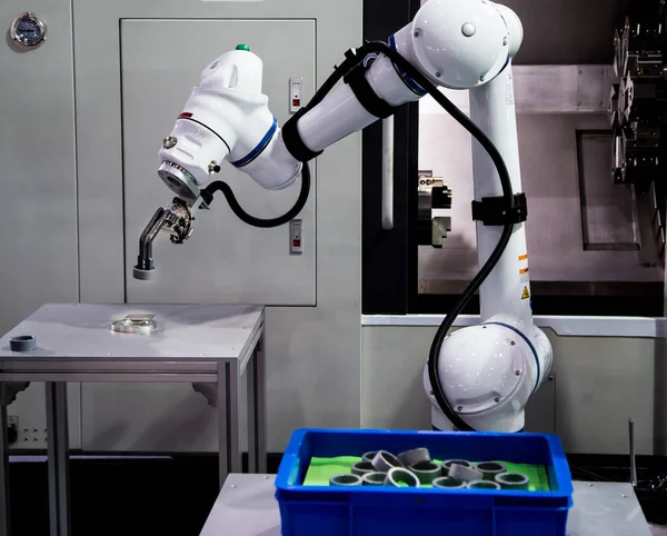 Cnc機械に金属部品をロードする自動プロセス産業用ロボット 工業生産 — ストック写真