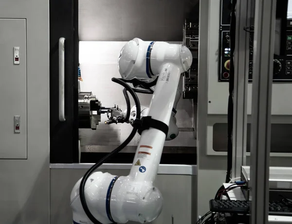 Geautomatiseerd Proces Industriële Robot Laden Metalen Onderdeel Naar Cnc Machine — Stockfoto