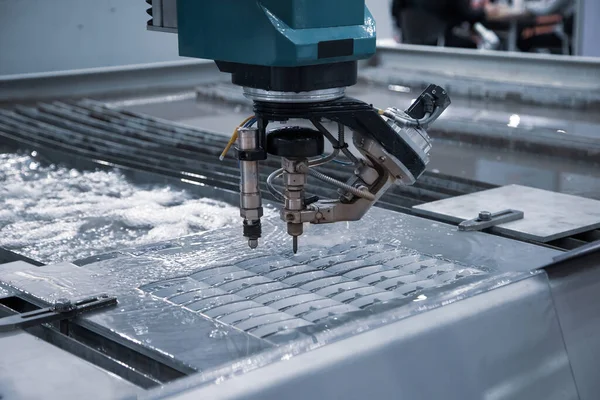 Metali kesmek için yüksek basınçlı su jeti kullanan modern CNC Abrasive su jeti kesme makinesi. Endüstriyel metal fabrikası