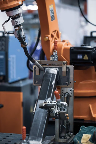 Βιομηχανική Βραχίονας Ρομπότ Συγκόλληση Δομική Δέσμη Στην Κατασκευή Βαριά Βιομηχανία — Φωτογραφία Αρχείου