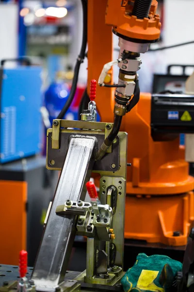 Przemysłowe Ramię Robota Spawanie Belki Konstrukcyjnej Budownictwie Ciężkim — Zdjęcie stockowe