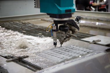 Metali kesmek için yüksek basınçlı su jeti kullanan modern CNC Abrasive su jeti kesme makinesi. Endüstriyel metal fabrikası