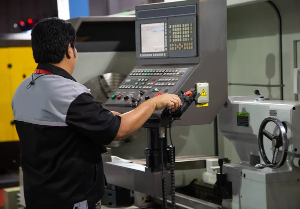 Técnico Industrial Que Opera Máquina Torneado Cnc Fábrica Fabricación Metalúrgica —  Fotos de Stock