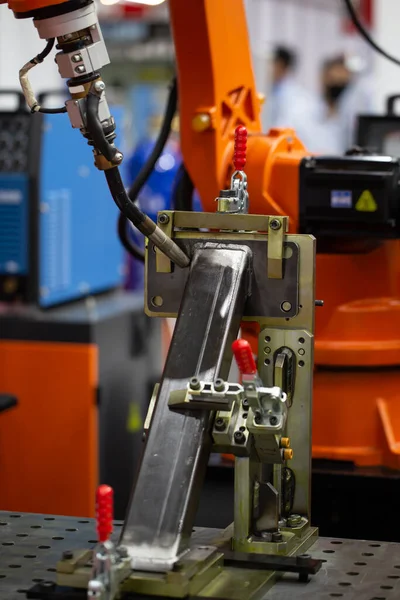 Industriële Robot Arm Lassen Structurele Balk Bouw Zware Industrie — Stockfoto