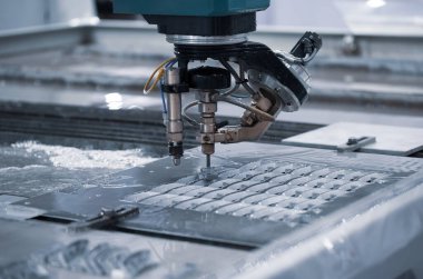 Metali kesmek için yüksek basınçlı su jeti kullanan modern CNC Abrasive su jeti kesme makinesi. Endüstriyel metal fabrikası