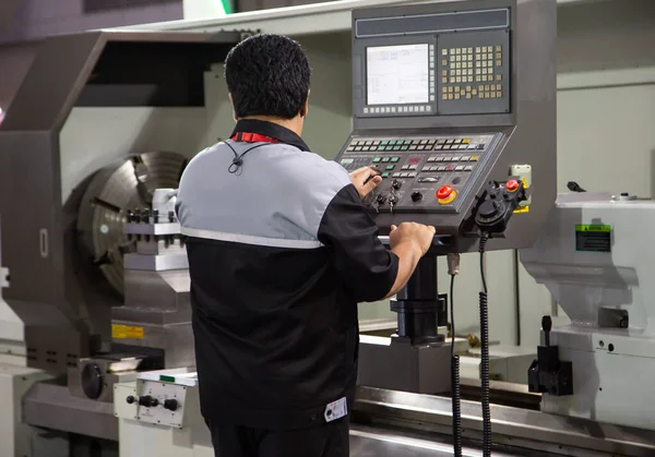 Técnico Industrial Que Opera Máquina Torneado Cnc Fábrica Fabricación Metalúrgica — Foto de Stock