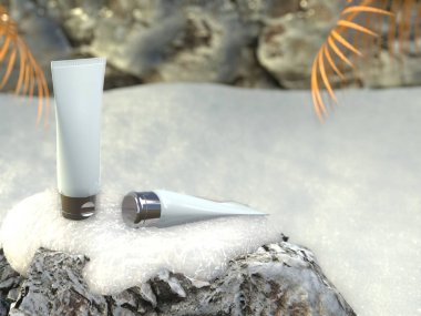 Kozmetik tüpleri karla kaplı taşın üzerinde duruyor. Güzellik ürünleri organik markalaşma modelleri kış arka planında. Doğal cilt bakımı jeli, krem, losyon ürünü