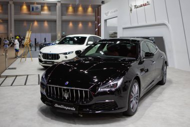 Bangkok, Tayland - 4 Nisan 2021: Lüks Maserati Quattroporte Sergisi BANGKOK ULUSLARARASI MOTOR Şovu 2021