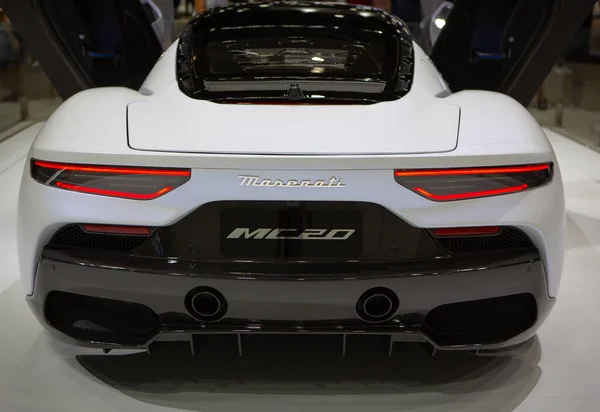 Bangkok, Thailand - 4. April 2021: Rückansicht des Supersportwagens Maserati MC20 auf der BANGKOK INTERNATIONAL MOTOR SHOW 2021 — Stockfoto