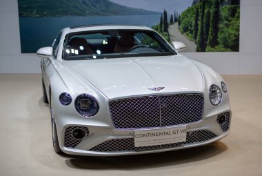 Bangkok, Tayland - 4 Nisan 2021: Lüks Bentley Continental GT V8 BANGKOK ULUSLARARASI MOTOR Show 2021 'de sergilendi