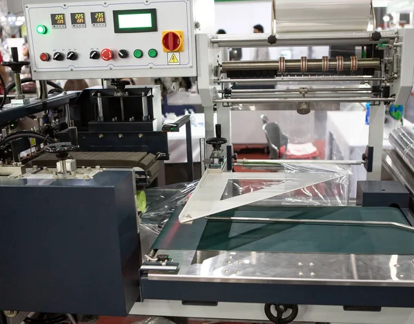 Paquet Rétrécissez Machine Emballage Film Dans Entrepôt Industriel — Photo