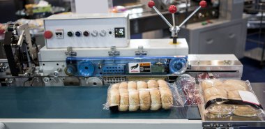 Otomatik paket fırın ürünü yastık ambalajlama makinesi. Ekmek, tost, çörek plastik paketleme makinesi fırın üretim hattında